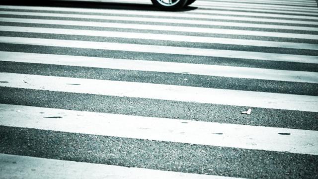 Un joven muestra diferencia entre España y Colombia al cruzar un paso de peatones.