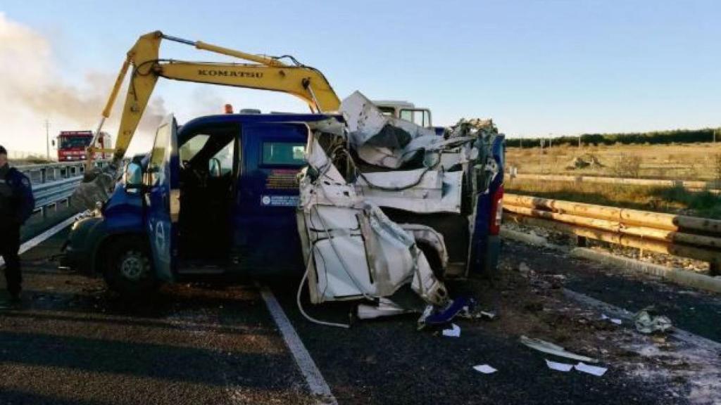 Furgón blindado tras ser atacado en un robo en Mellito en la provincia de Bari (Italia).