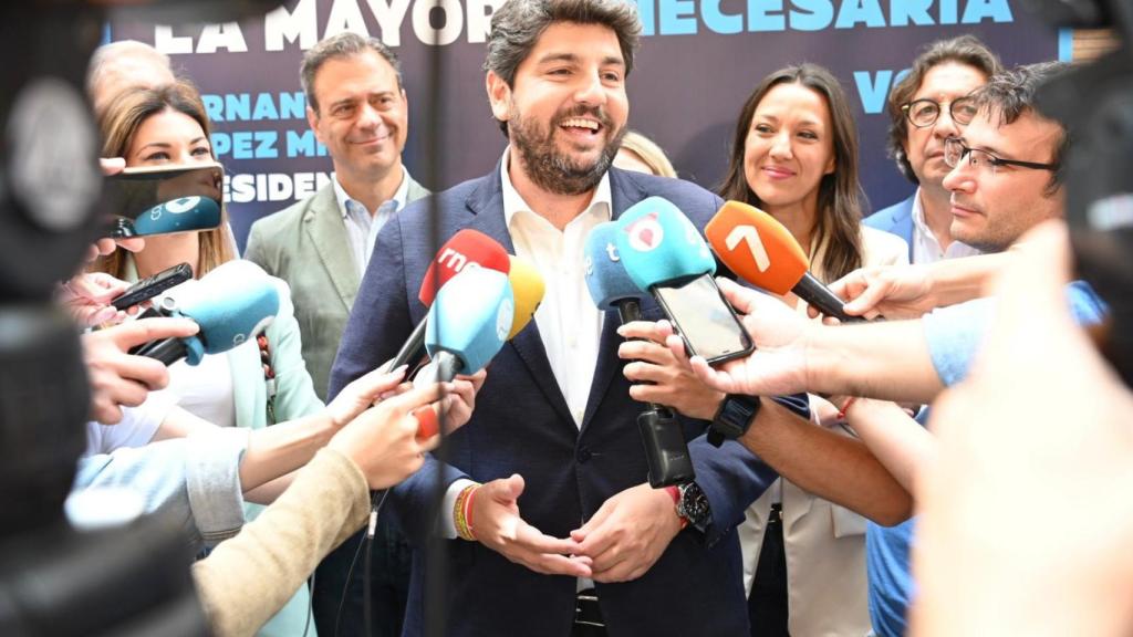 López Miras en el canutazo con los medios de comunicación que ha organizado junto a la taberna Luis de Rosario de Murcia.