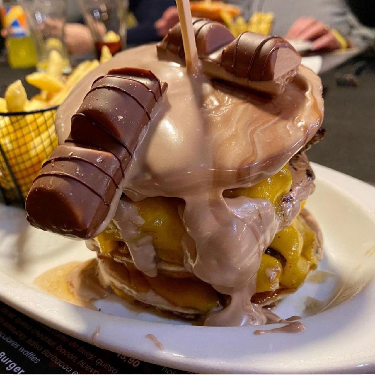La hamburguesa de vacuno, queso y Kinder Bueno del Restaurante The Leytons.