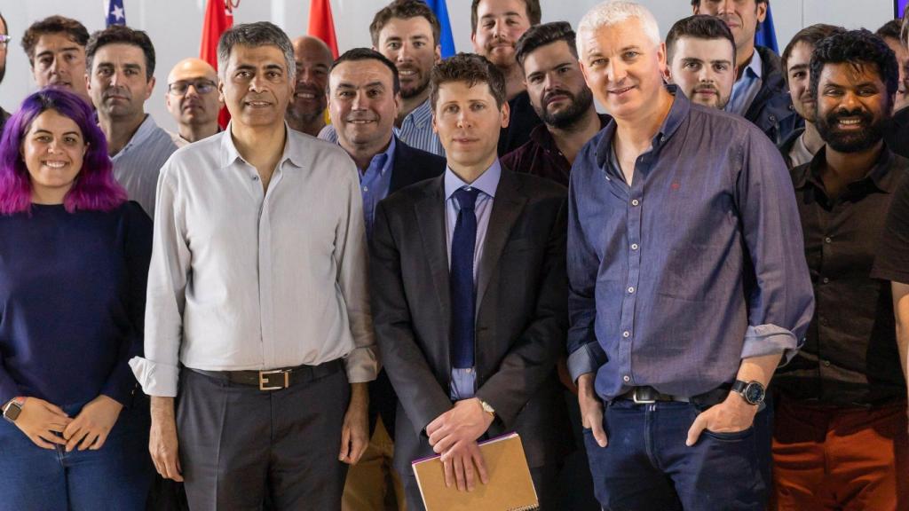 Javier Andrés y Carlos Pérez, arriba a la izquierda junto a Sam Altman (centro).