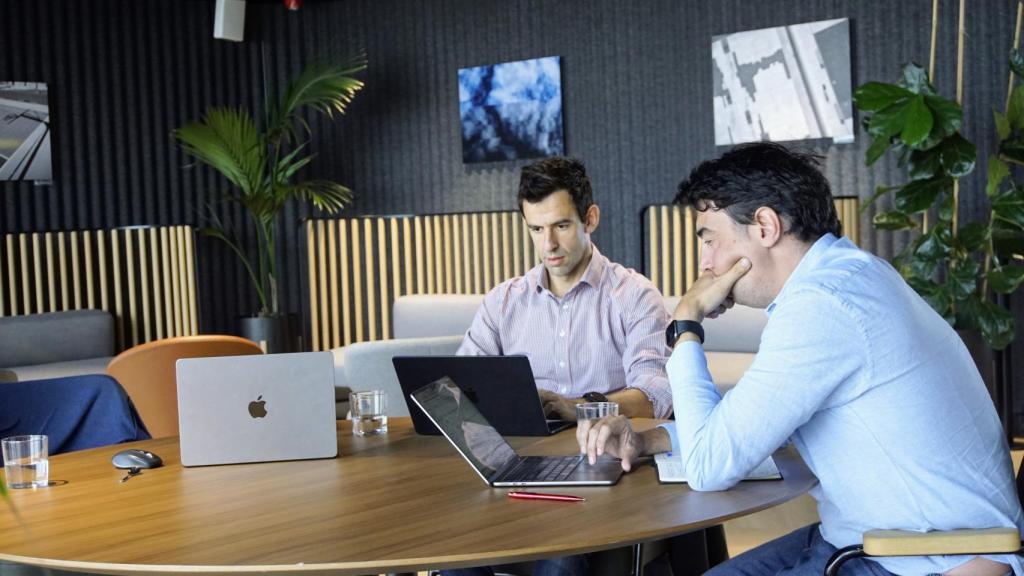 Álvaro Martínez y Javier Andrés trabajando.