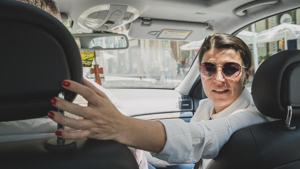 Macarena Olona este jueves, en el trayecto en coche entre Santa Justa y el hotel donde pernoctó.