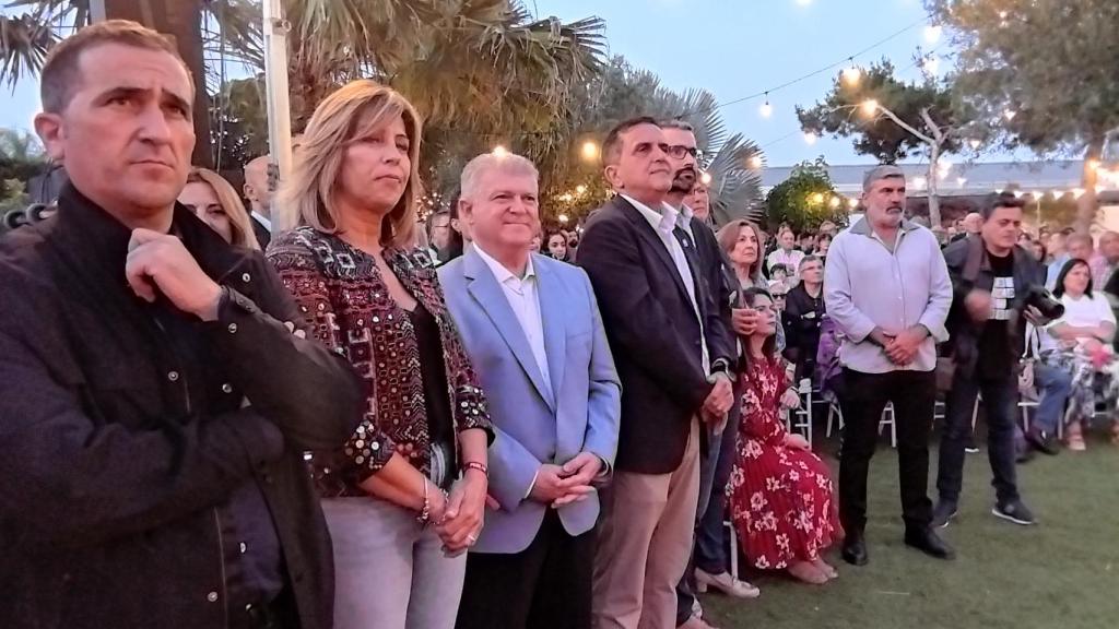 El candidato autonómico del PSOE, José Vélez (3d), y el candidato a la alcaldía de la capital, José Antonio Serrano, frente a la pantalla en la que se ha visto la intervención del ministro del Interior.
