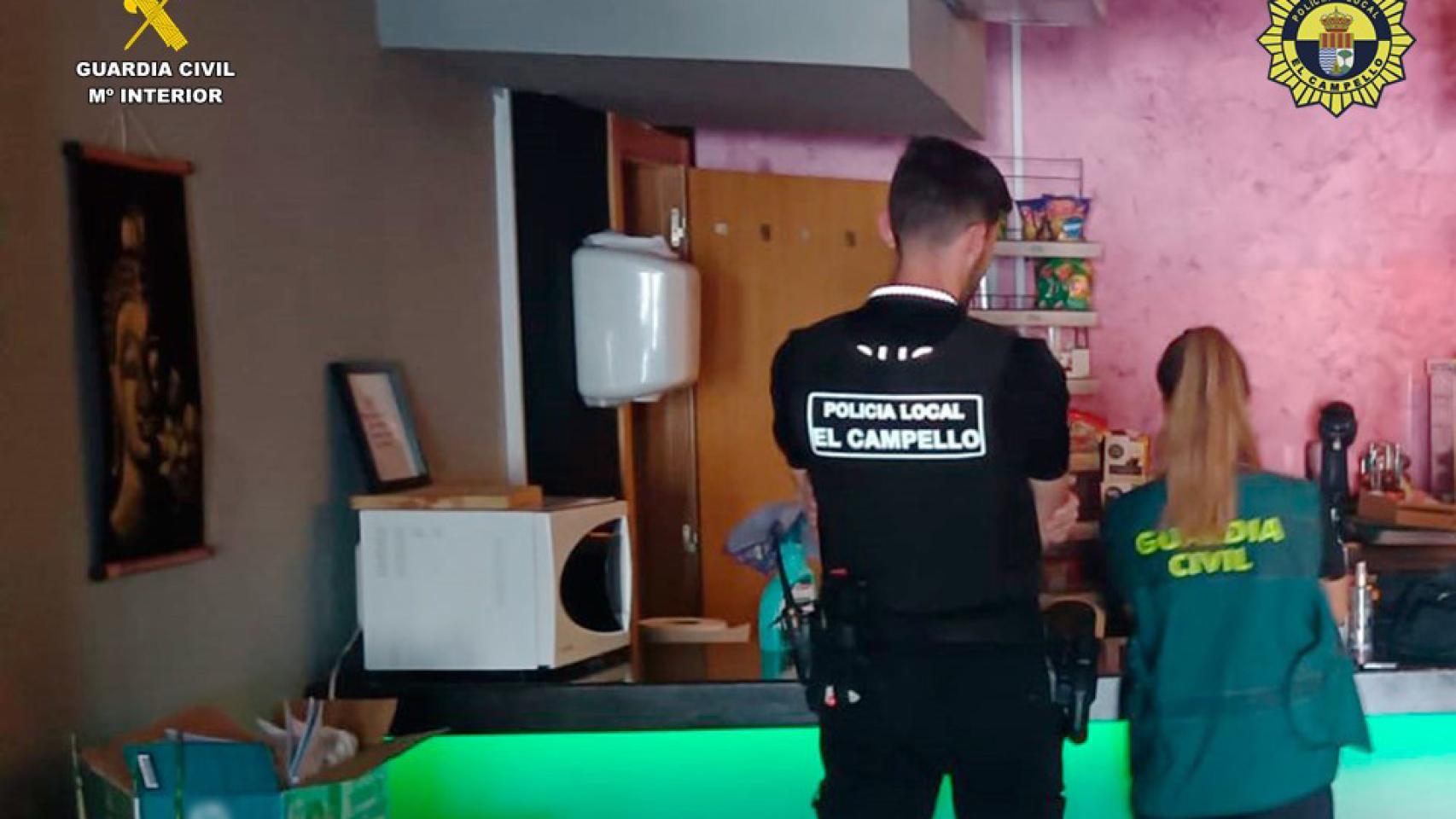 Agentes de la Guardia Civil y de la Policía de El Campello, en el club cannábico.