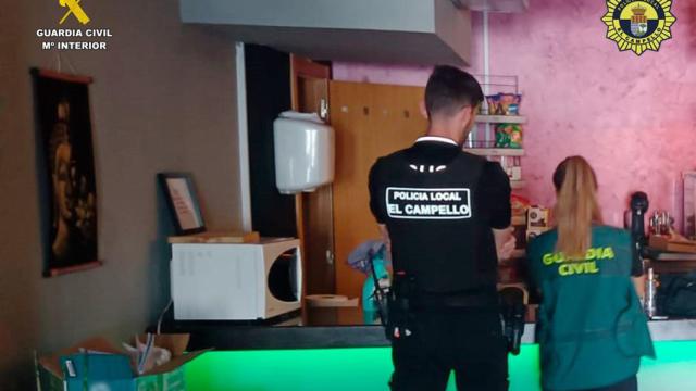 Agentes de la Guardia Civil y de la Policía de El Campello, en el club cannábico.