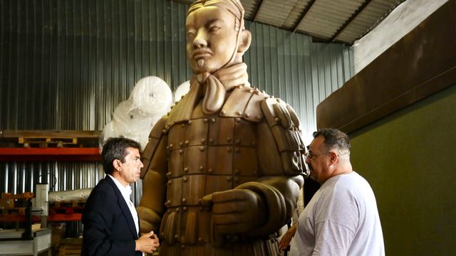 Carlos Mazón charla con Patxi García, el constructor de la réplica gigante del guerrero de Xi'an.