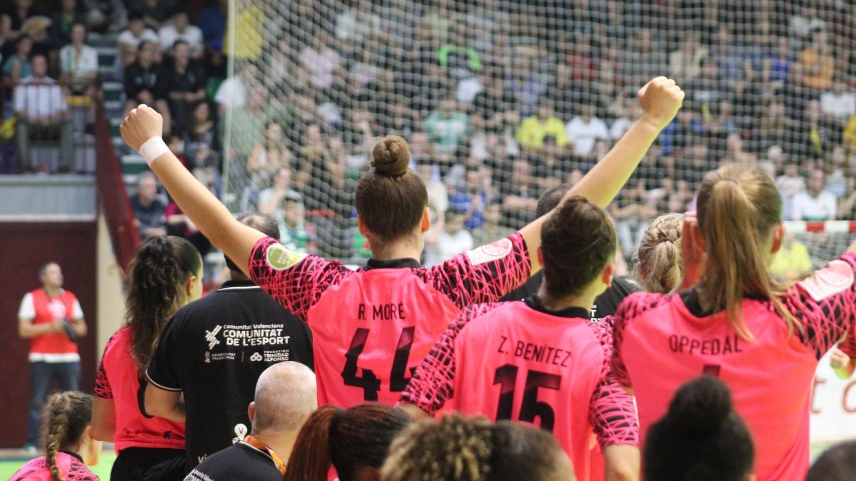 Jugadoras del Atticgo Elche celebrando un gol, este jueves.