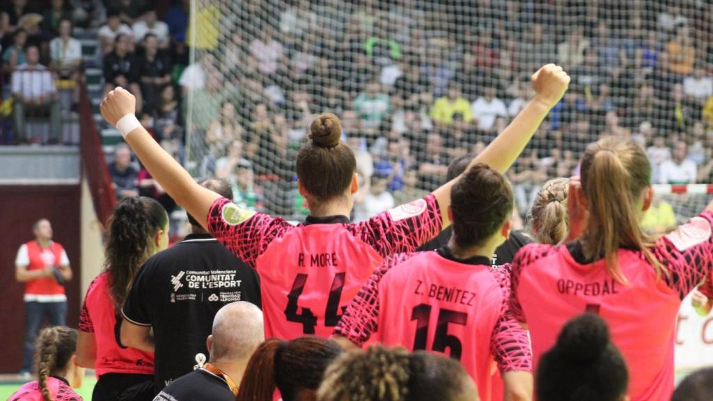 Jugadoras del Atticgo Elche celebrando un gol, este jueves.