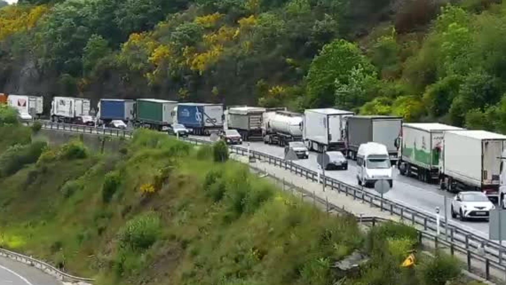 La N-VI cortada tras la salida de vía de un camión