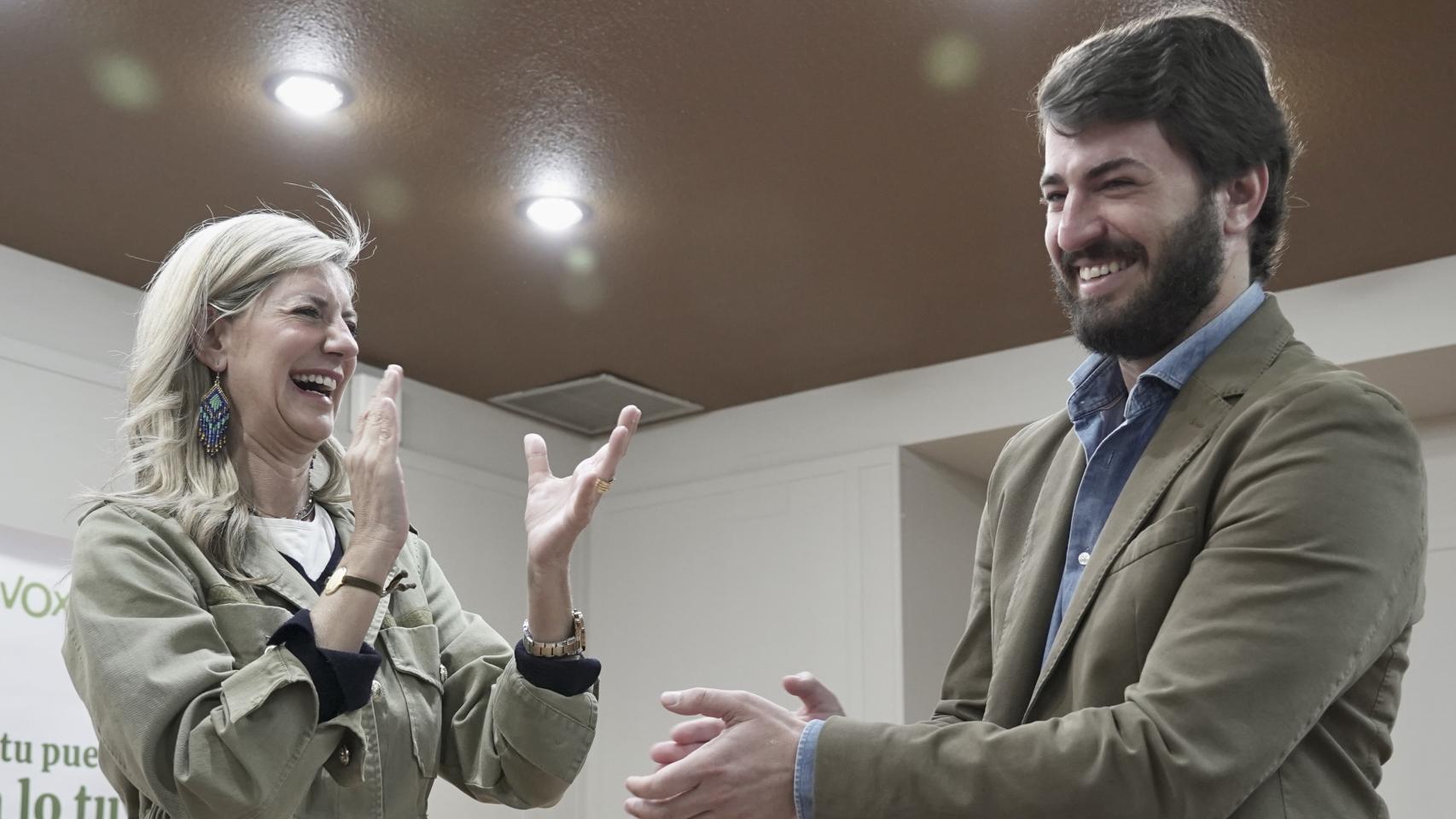 El vicepresidente de la Junta, Juan García-Gallardo, junto con la candidata a la Alcaldía de Valladolid, Irene Carvajal, en el cierre de campaña