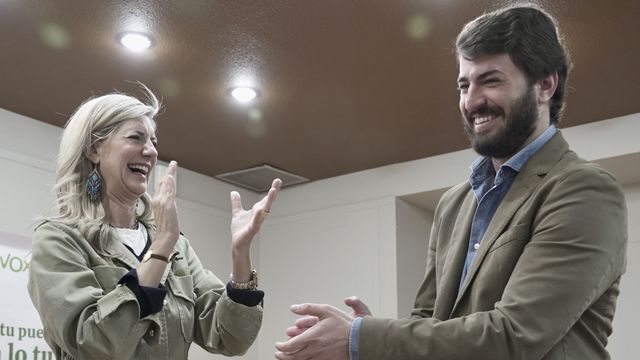 El vicepresidente de la Junta, Juan  García-Gallardo, junto con la candidata a la Alcaldía de Valladolid, Irene Carvajal, en el cierre de campaña