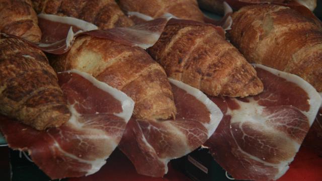 Los cruasanes son un tipo de bollería en los que podemos encontrar azúcar de alta densidad.