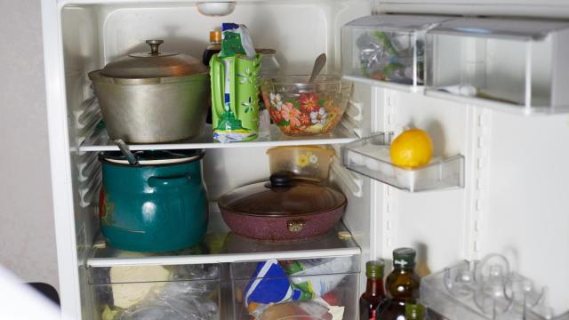 ¿Por qué no debes guardar ollas con comida dentro de la nevera? Este es el motivo definitivo
