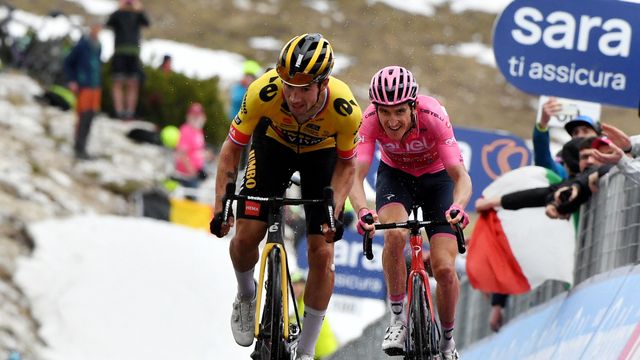 Roglic ataca a Thomas.