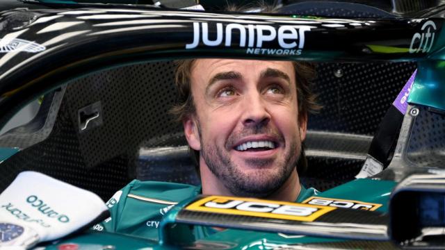 Fernando Alonso, subido a bordo del Aston Martin.