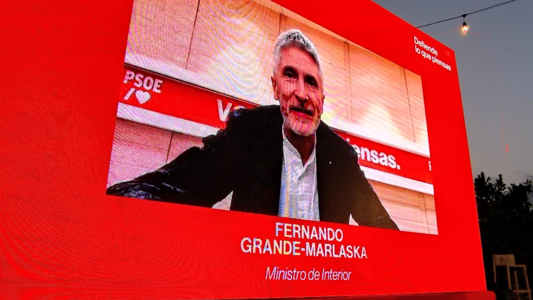 El ministro del Interior, Fernando Grande-Malaska, este viernes, interviniendo por videoconferencia desde Ferraz, en el mitin cierre de campaña del PSOE de la Región de Murcia.