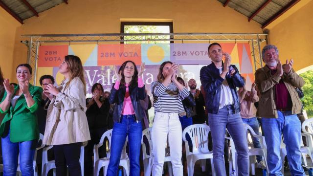 Los candidatos de Podemos a la Presidencia y Alcaldía de Madrid, Alejandra Jacinto (2i) y Roberto Sotomayor, cierran la campaña arropados por las ministras Irene Montero (3d) e Ione Belarra (4d), este viernes en Madrid.