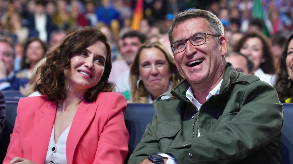 Isabel Díaz Ayuso y Alberto Núñez Feijóo, este viernes en el cierre de campaña del PP en Madrid.