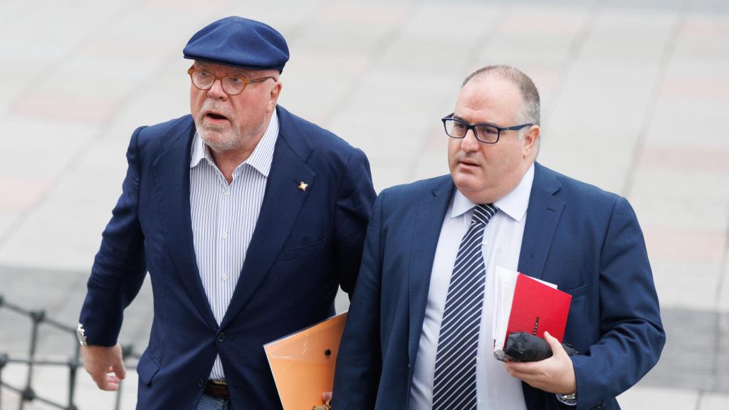 Villarejo, junto a su abogado, Antonio García Cabrera, este viernes en Plaza de Castilla.