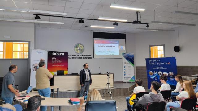 El director general de Agenda Digital de Extremadura, Pablo García, ofrece una charla sobre telecomunicaciones a alumnos de Bachiller.