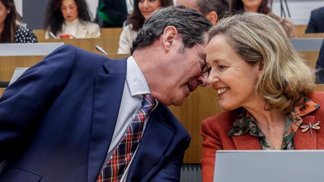 El presidente de la CEOE, Antonio Garamendi, y la vicepresidenta primera y ministra de Asuntos Económicos y Transformación Digital, Nadia Calviño.