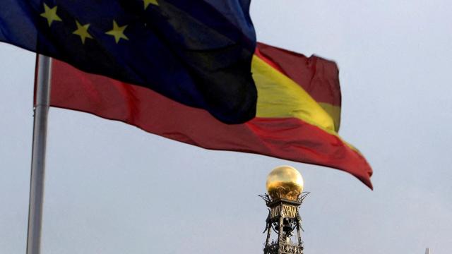 Banderas de la Unión Europea y España frente a la sede central del Banco de España.