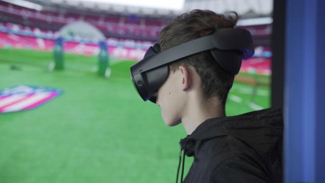Un niño probando la nueva experiencia inmersiva desarrollada por Telefónica y Atlético de Madrid.