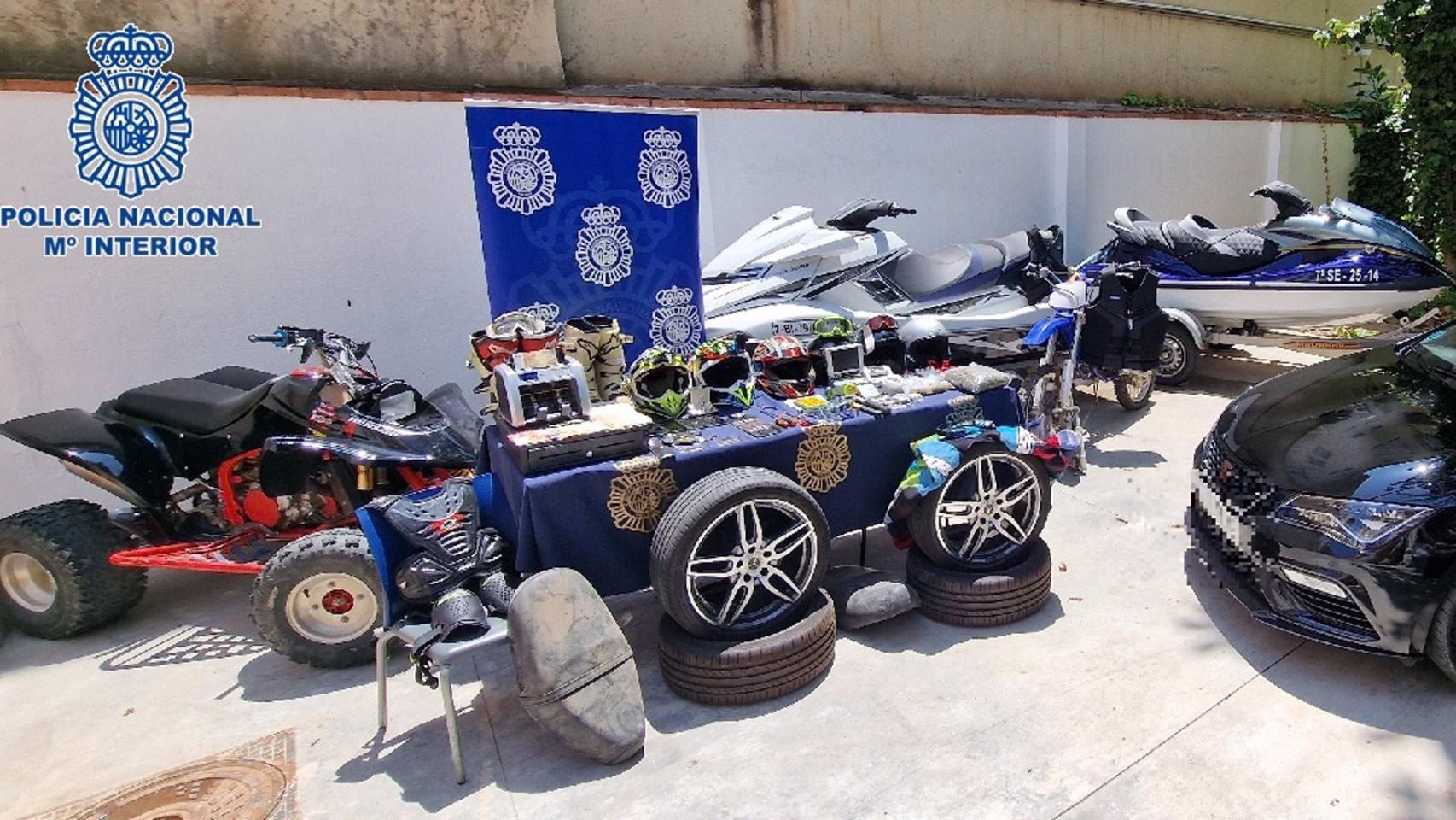 Los vehículos y objetos.