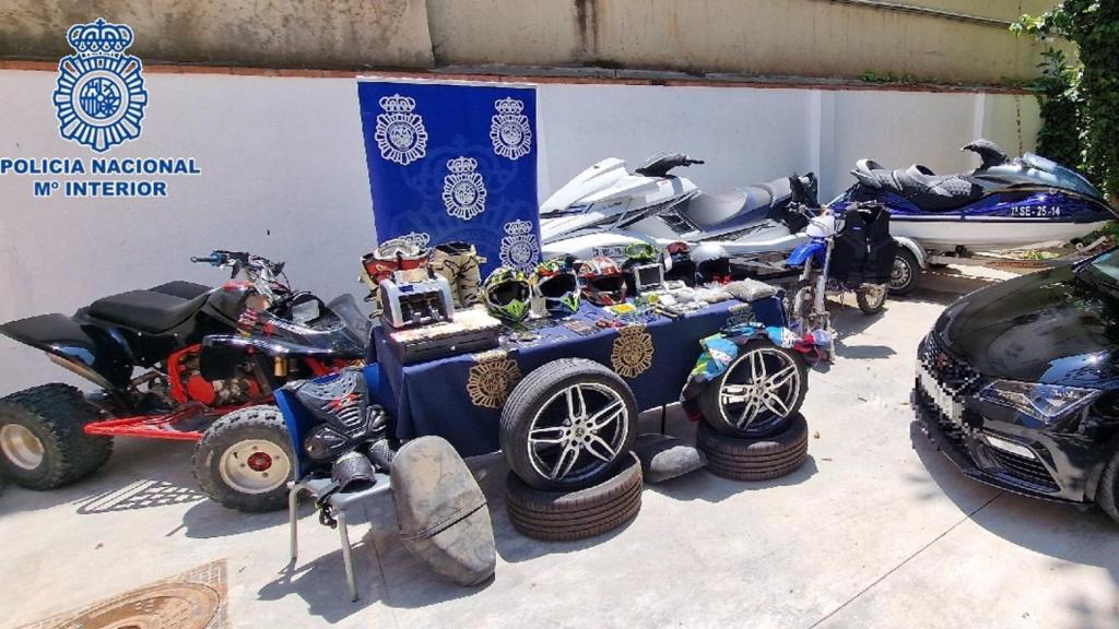 Los vehículos y objetos.