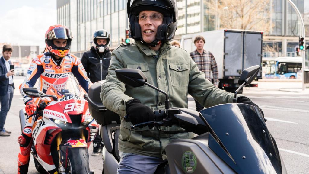 El candidato José Luis Martínez Almeida, a los mandos de un scooter.