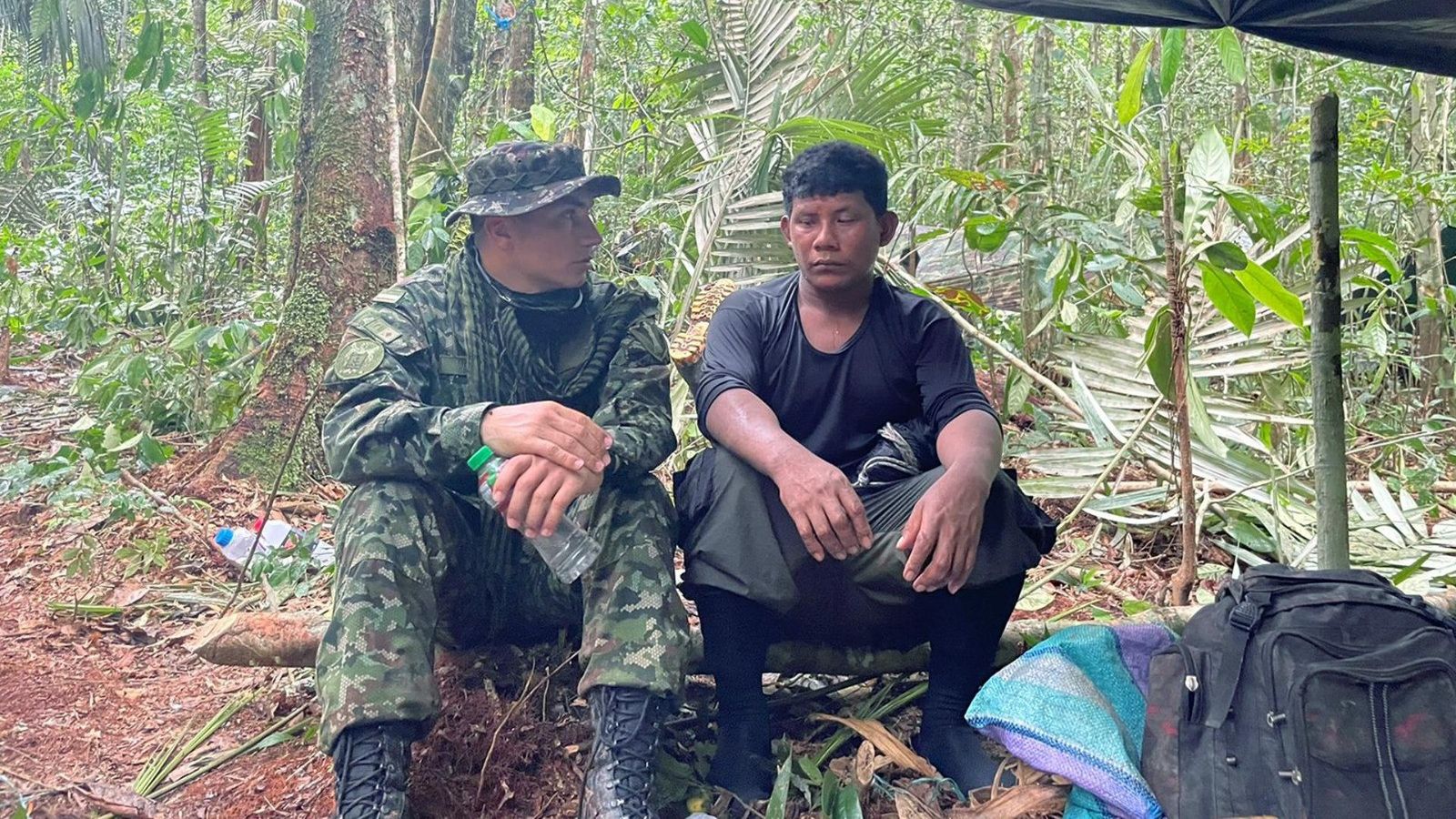 Manuel Ranoque, padre de los cuatro niños, habla con un integrante del Ejército colombiano.