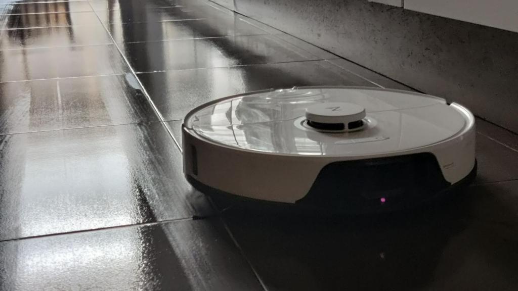 El Roborock S8 fregando el suelo de la cocina
