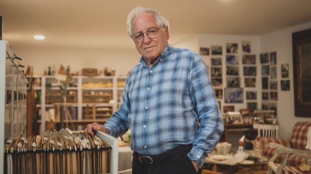 José Álvarez Junco, en el archivo que guarda en su casa de Madrid. REPORTAJE GRÁFICO Y VÍDEO: SARA FERNÁNDEZ Y LAURA MATEO.