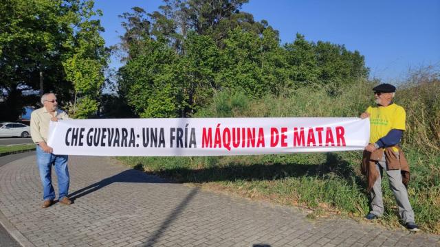 Dos manifestantes de Vox sujetan una pancarta contra el Che Guevara