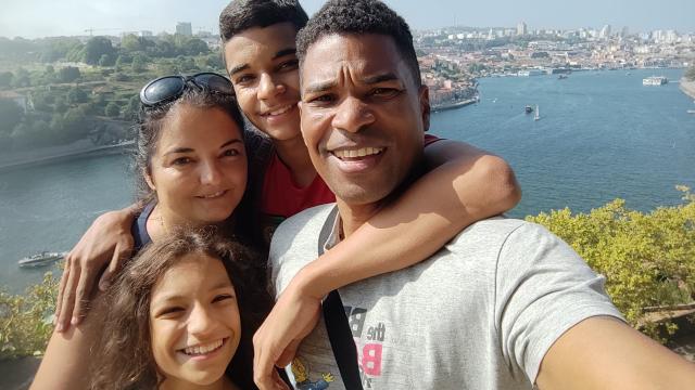 Beatriz Urriés y José Félix Fernández de Castro, junto a sus hijos, Alejandro y Ariadna. Todos tienen altas capacidades intelectuales.