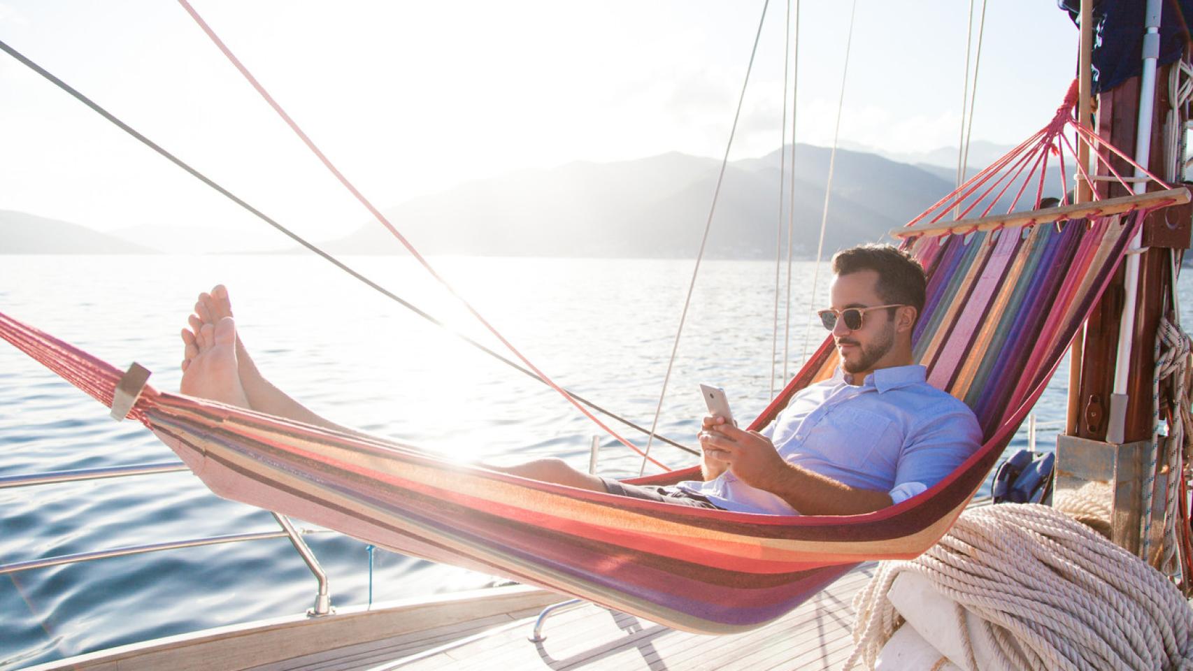 Un hombre disfrutando de la vida en una hamaca