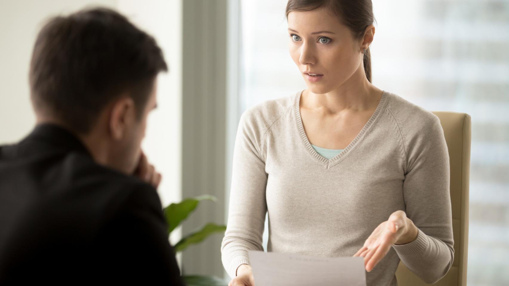 Una mujer le recrimina documentación a su pareja.