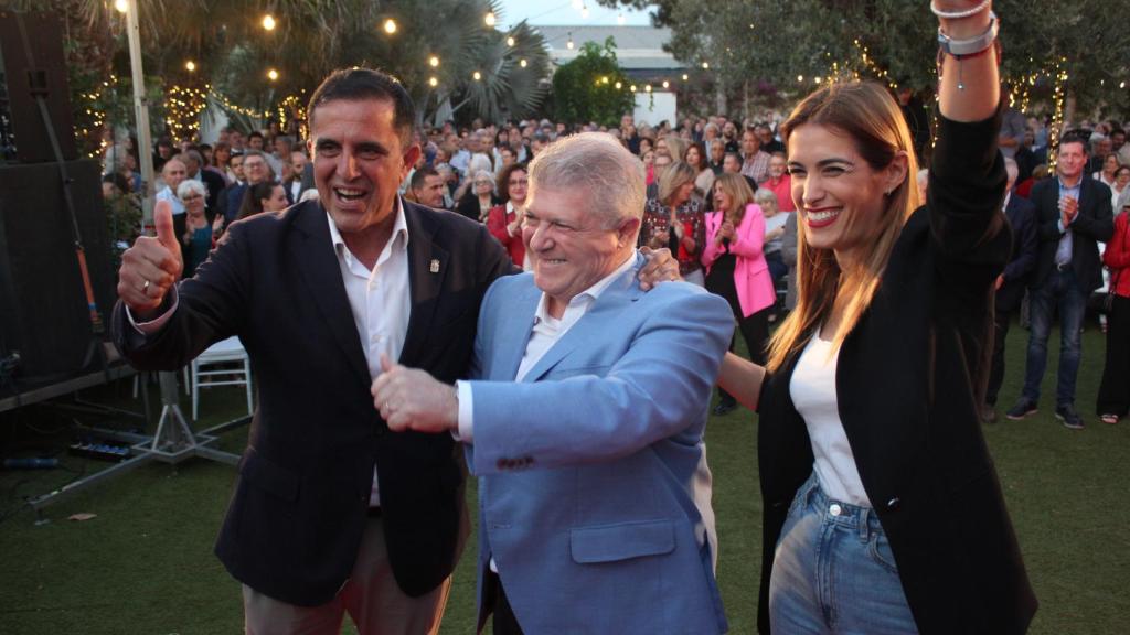 El candidato al Ayuntamiento de Murcia, José Antonio Serrano, el candidato a la comunidad autónoma, José Vélez, y la concejal del PSOE en la capital del Segura, Carmen Fructuoso, este viernes, saludando a los asistentes al cierre del fin de campaña de los socialistas murcianos.