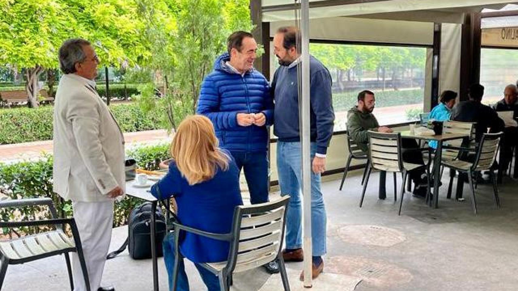 Paco Núñez y José Bono coinciden en el kiosko Catalino