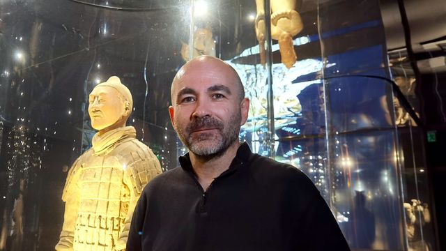 Ángel Rocamora, ante la vitrina que ha diseñado para exponer los guerreros de Xi'an.