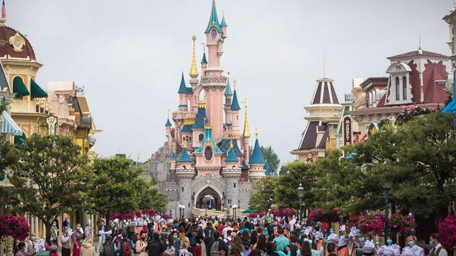 Imagen de archivo de Disneyland Paris, con el icónico castillo de La bella durmiente al fondo.