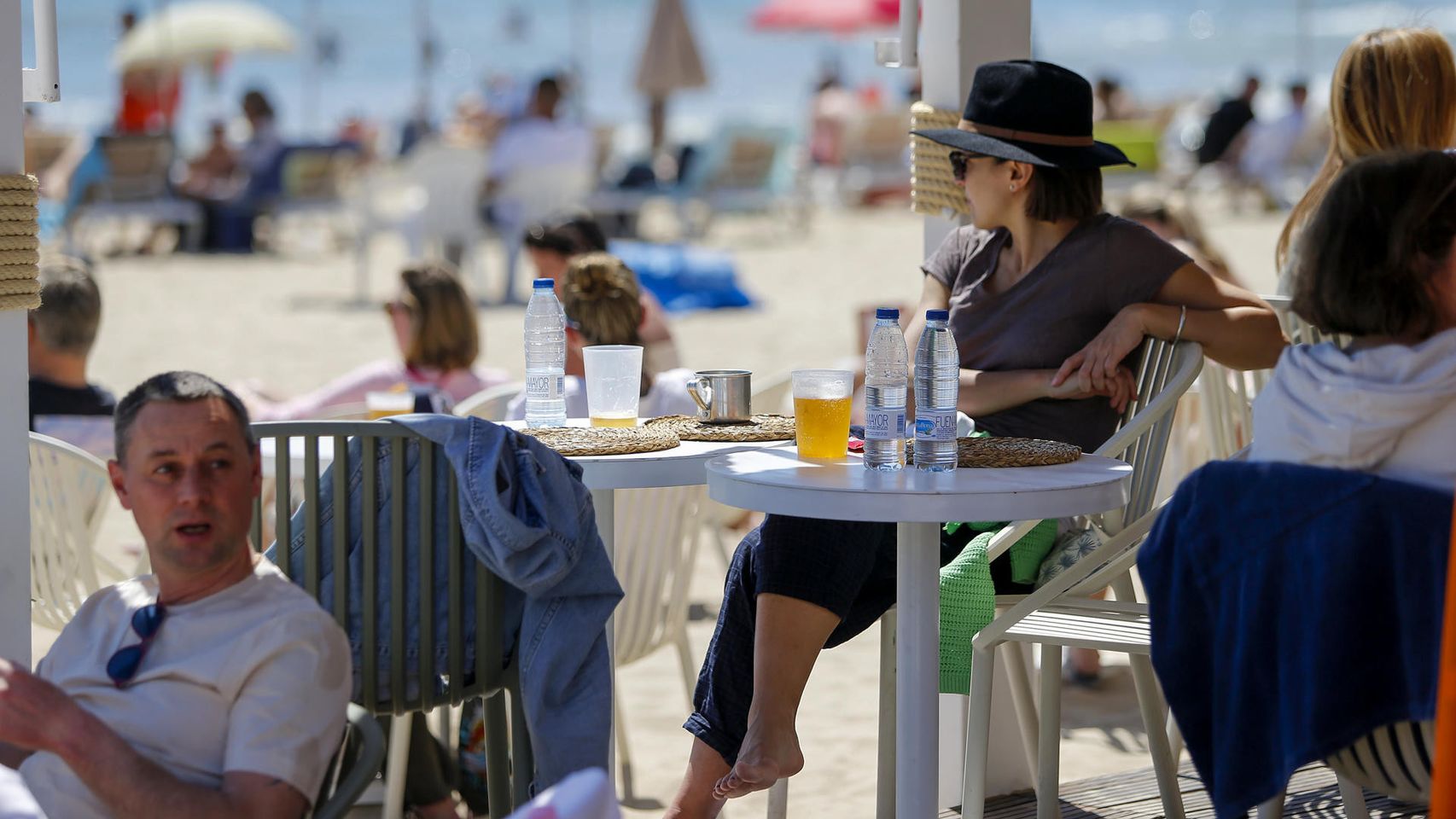 Varios turistas tomando algo en una terraza en primera línea de una playa alicantina, en imagen de archivo.
