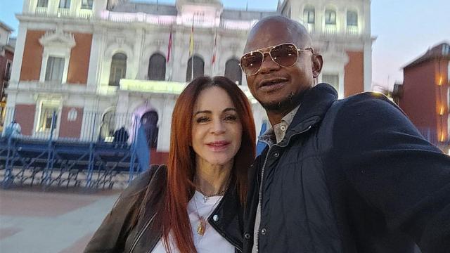 Silvia Clemente junto a Julio César