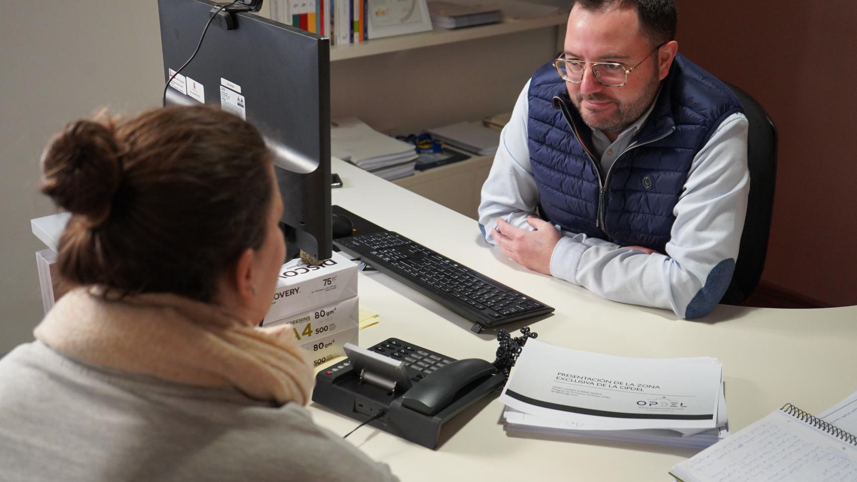 Un trabajador de la Diputación de Segovia atendiendo a las dudas ciudadanas