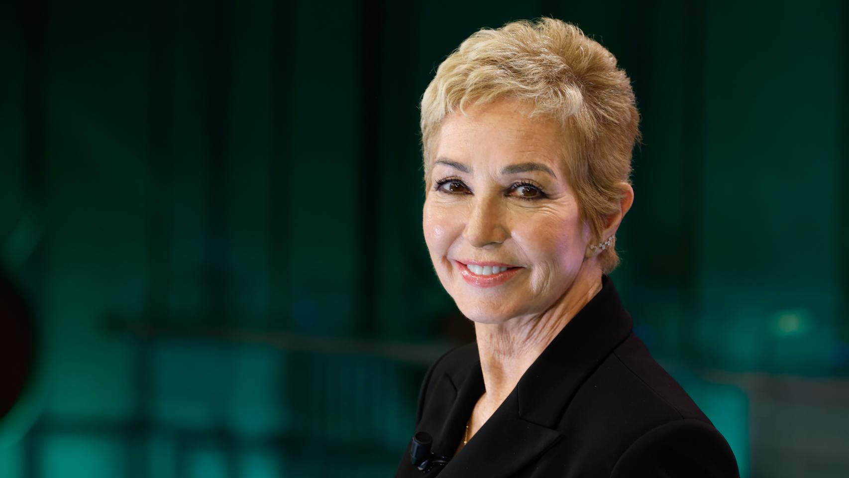 Imágenes del día: Ana Rosa Quintana vuelve a ejercer de anfitriona de lujo en una fiesta y presume del éxito de su productora