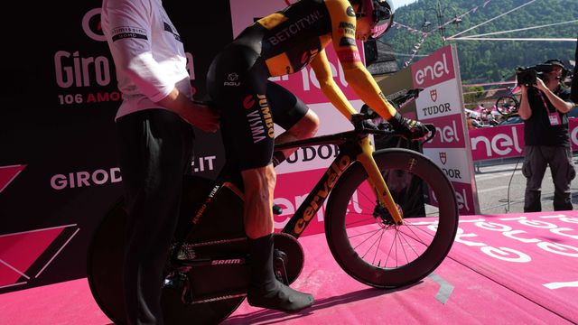 Roglic, antes de salir en la contrarreloj.