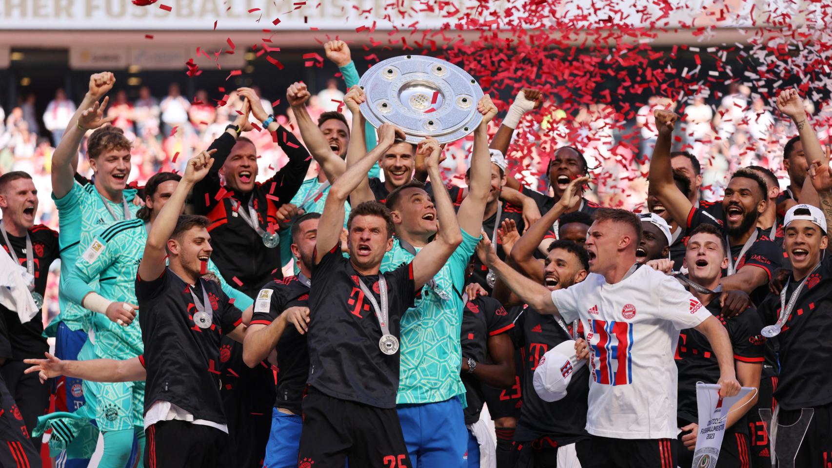 Los jugadores del Bayern levantan el trofeo de campeón de la Bundesliga.