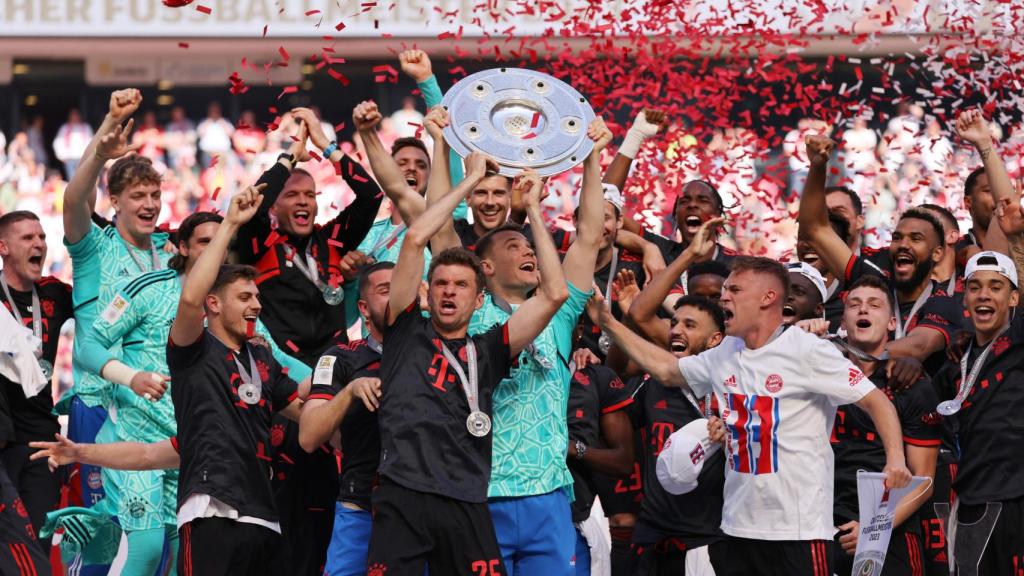 Los jugadores del Bayern levantan el trofeo de campeón de la Bundesliga.