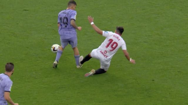 Entrada de Acuña a Dani Ceballos